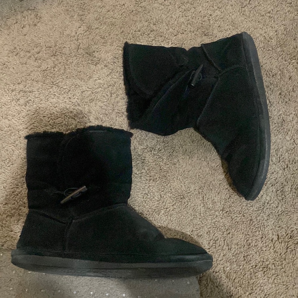 black fluffy boots